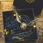 &bdquo;Golden Snitch&ldquo; papuo&scaron;alų dėžutės organizatoriaus žiedo dėžutės pasiūlymas Vestuvių suvenyrai Kūrybingi papuo&scaron;alų dėžutės Laikymas Merginos gimtadienio dovana Gold Wings A