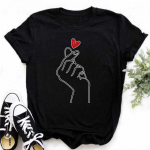 &bdquo;Maycaur New Finger Heart&ldquo; mar&scaron;kinėliai, moteri&scaron;ki vir&scaron;utiniai korėjieti&scaron;ki &bdquo;Ulzzang&ldquo; grafiniai mar&scaron;kinėliai Moteri&scaron;ki madingi moteri&scaron;ki mar&scaron;kinėliai 90-ųjų mergaičių juodi mar&scaron;kinėliai S