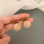2025 M. Kaspinėlis, audinės kailio kamuoliukai auskarai: Pliu&scaron;inis rudens/žiemos stilius eleganti&scaron;koms moterims Bow Pom Pom Earrings ruda