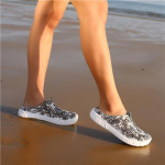 Moteri&scaron;kos vasarinės tu&scaron;čiavidurės basutės, pralaidžios &scaron;lepetės, neslystančios klumpės moterims 36 juoda