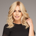 Moteri&scaron;kas &bdquo;Natural Wave&ldquo; blondinis sintetinis perukas &ndash; purus ir universalus, tinkantis kasdieniam dėvėjimui, vakarėliams ir vaidmenų žaidimams &scaron;viesi