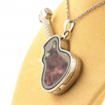 Pierres et Min&eacute;raux. Collier Tourmaline multicolore brut. Mod&egrave;le guitare.