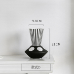 Skandinavi&scaron;ka kūrybinė juoda ir balta keraminė vaza, abstraktaus stiliaus gėlių kompozicija, gėlė, retro klasikinė namų amatininkų ornamentas