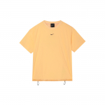 Nike Sportswear Tech Pack Logo mar&scaron;kinėliai apvalia kaklo i&scaron;kirpte trumpomis rankovėmis, moteri&scaron;ki vir&scaron;utiniai &scaron;viesiai melioninės-oranžinės spalvos DC8116-884 S