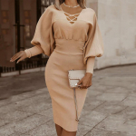 Seksuali moteri&scaron;ka suknelė su V formos i&scaron;kirpte rai&scaron;teliu su klostuotu klubų sijonu ilgomis rankovėmis aptempta suknelė S