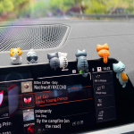 Kačių gydomasis ornamentas i&scaron; galo: Miela animacinė lėlė automobilio konsolės dekoravimui.
