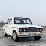 1:18 LADA 2106 Metalinis liejimo būdu pagamintas žaislinis automobilio modelis su garsu ir &scaron;viesa Vaikams skirtas žaislas Kolekcionuojamas daiktas Gimtadienio dovana balta