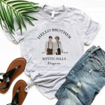 Sveiki, brolis, mar&scaron;kinėliai Mystic Falls Virginia mar&scaron;kinėliai Stefan ir Damon Salvatore Tee Moteri&scaron;ki drabužiai Gatvės drabužiai Populiariausia vampyro gerbėjų dovana L