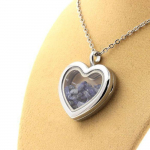 Pierres et Min&eacute;raux. Collier Benitoite brut. Mod&egrave;le coeur.