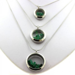 Pierres et Min&eacute;raux. Collier Emeraude brut. Mod&egrave;le M&eacute;daillon 30 mm. Couleur Argent.