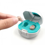 Klausos aparatai Įkraunami USB kurčiųjų pagalba ausyje Nematomas naujas dizainas Poros tėvo ir motinos dovana