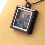 Pierres et Min&eacute;raux. Collier Kyanite brut. Mod&egrave;le carr&eacute;. Couleur Noir.