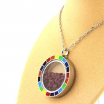 Pierres et Min&eacute;raux. Collier Rubis brut. Mod&egrave;le Arc-en-ciel.