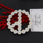 G-Dragon stiliaus Daisy sagė: Mažas saulėgrąžų korsažas su aliejaus la&scaron;o ženkleliu X103