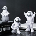 Dervos astronauto kosmomano statulos ornamentas namų biuro stalvir&scaron;io figūrėlių dekorų rinkinys i&scaron; 3 9.7 cm sidabras