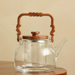 1 vnt. Stiklinis arbatinukas Stiklinis virdulys vandeniui virti Arbatai ruo&scaron;ti Puodas su tvirtos medienos rankena Didelės talpos Galima naudoti ant elektrinės viryklės arba ant anglies ugnies Esse Classic