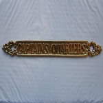 &bdquo;Quarters Captains&ldquo; tvirtas žalvarinis durų ženklas 12 colių &ndash; jūrinis sienų dekoras &ndash; valties kajutė