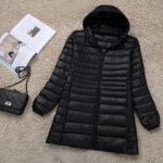 Moteri&scaron;kos striukės su gobtuvu Moteri&scaron;kas itin lengvas supakuotas &scaron;iltas plonas pūkinis paltas S juoda