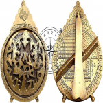 Žalvarinis arabi&scaron;kas astrolabės gaublys jūrų navigacinio astrologinio kalendoriaus kopija su stovu