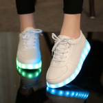 8 spalvų LED &scaron;viečiantys batai Vyri&scaron;ki moteri&scaron;ki unisex poros sportbačiai Madingi laisvalaikio plok&scaron;čiapadžiai led batai suaugusiems USB įkrovimo lemputės batai 44 balta