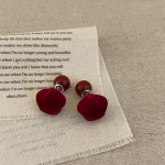 Rudens ir žiemos raudoni flokuoti me&scaron;kučiai su meile, perliniai auskarai-smeigtukai, moteri&scaron;ki, i&scaron;skirtiniai, puo&scaron;nūs, universalūs auskarai