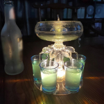 Vakarėlio gėrimų dozatorius su 6 stiklinių rinkiniu akrilo laikiklis gėrimo žaidimo įrankis &scaron;eimos susibūrimo baro vyno taurių rinkinys