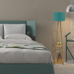 Itali&scaron;kas medinis Crafter standartinio dydžio trikojis tor&scaron;eras su džiuto atspalvio lentynomis lentyna, lempute ir laikikliu