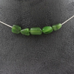 Pierres et Min&eacute;raux. Collier 5 perles Jade n&eacute;phrite de Sib&eacute;rie (Russie). Chaine en acier Collier femmes, hommes. Taille personnalis