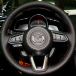 Juodas mikropluo&scaron;to odos rankomis siūtas automobilio vairo užvalkalas, skirtas Mazda 3/6 Axela 2017-2018 Atenza CX-3 CX-5CX-9, automobilio aksesuaras Gray Thread