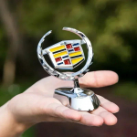 Chromuotas automobilio variklio dangčio ženklelis Emblema Lipdukas variklio dangčiui Cadillac Escalade Deville DTS ATS BLS CT4 CT6 CTS EXT SLR SRX XLR XT4