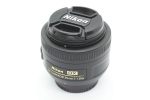 Nikon DX NIKKOR 35mm fiksuoto židinio nuotolio objektyvas, sukurtas i&scaron;skirtinai Nikon DX formato AF-S f/1.8G objektyvams, fotoaparatams. juoda