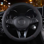 Universalus automobilio vairo dangtis, sunkiasvoris tikros odos neslystantis 38 cm juodos ir raudonos spalvos plius automobilių &scaron;iuk&scaron;lių dėžė 27x11x5cm