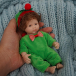 6 colių mini kvaila miela atgimimo lėlė, mink&scaron;ta liesti viso kūno vinilo kieto atgimimo lėlės vaikams, dėvi kalėdinį &scaron;liaužtinuką, imituojančią lėlę, staigmeną vaikui