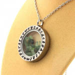 Pierres et Min&eacute;raux. Collier Grenat Tsavorite brut. Mod&egrave;le Alphabet.