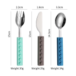 Silikoniniai kaladėlės nerūdijančio plieno vaiki&scaron;kų stalo įrankių rinkinys: Peilis, &scaron;akutė ir &scaron;auk&scaron;tas kūdikiams.