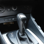 Anglies pluo&scaron;to tekstūros interjero pavarų perjungimo rankenėlės galvutės dangtelio apdaila BMW 1 3 serijos E87 E90 E92 E93 2006 - 2009 2010 2011 X1