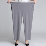 Naujos moteri&scaron;kos vasarinės kelnės Tvirtas elastingas auk&scaron;tu juosmeniu laisvalaikio kelnės Vidutinio amžiaus motinos kelnės Laisvos tiesios kelnės 8XL juoda