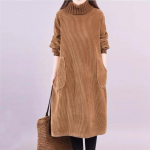 Moteri&scaron;ka velvetinė suknelė su ki&scaron;eniniu kaklu M