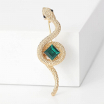 Prabangi žalia, raudona kri&scaron;tolinė sagė su gyvačiu, skirta moterims. raudona