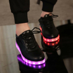 8 spalvų LED &scaron;viečiantys batai Vyri&scaron;ki moteri&scaron;ki unisex poros sportbačiai Madingi laisvalaikio plok&scaron;čiapadžiai led batai suaugusiems USB įkrovimo lemputės batai 34 juoda