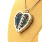 Pierres et Min&eacute;raux. Collier Apatite bleu neon + Grenat Tsavorite brut. Mod&egrave;le coeur..