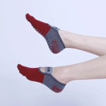 Moteri&scaron;kos kvėpuojančios jogos kojinės, silikoninės neslystančios penkių pir&scaron;tų pilates kojinės moterims, skirtos Baleto &scaron;okiams medvilninėms gimnastikos kojinėms. vyno raudonos spalvos