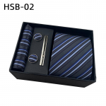 Vyri&scaron;kas juodo verslo kaklarai&scaron;čio dovanų rinkinys: Dryžuoti ir vienspalviai kaklarai&scaron;čiai, ki&scaron;eninė nosinaitė, kaklarai&scaron;čio segtukas