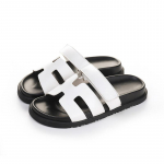 Moteri&scaron;kos &scaron;lepetės, patogios plok&scaron;čiapadės odinės &scaron;lepetės 34 balta