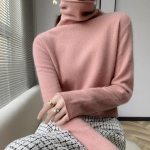 Moteri&scaron;kas storas ka&scaron;myro golfas - Auk&scaron;tas kaklas, laisvas kirpimas, ilgomis rankovėmis, vienspalvis, puikiai tinka rudeniui ir žiemai. Large