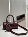 Odinė rankinė Nauja pagalvės formos rankinė Apversto trikampio klostuotas cilindras Rankinė per petį / crossbody moterims Laisvalaikio rankinė kelionėms 22.5*11*10cm juoda