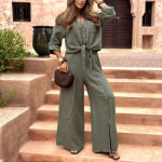 Moteri&scaron;ki &scaron;viesiai pilki lininiai mar&scaron;kiniai, priekyje suri&scaron;ami mazgu, ir auk&scaron;to liemens plataus kirpimo kelnės &ndash; kasdienis kostiumo komplektas XXL tamsiai žalia spalva