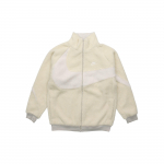 Nike Moteri&scaron;ka didelio &bdquo;Swoosh&ldquo; apverčiama &bdquo;boa&ldquo; striukė (Azijos dydis) &Scaron;viesiai smėlio spalvos vyri&scaron;ki vir&scaron;utiniai drabužiai balti BQ6546-070 S