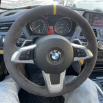 BMW Z4 E89 2009-2014 m. rankomis siūta neslystanti, atspari dilimui zom&scaron;inė automobilio vairo dangtelis