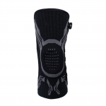 Profesionali sportinė kelių įtvaras krep&scaron;iniui, bėgimui, futbolui, badmintonui. Su reguliuojamu prigludimu kairiai kojai. Vyrams ir moterims L juoda